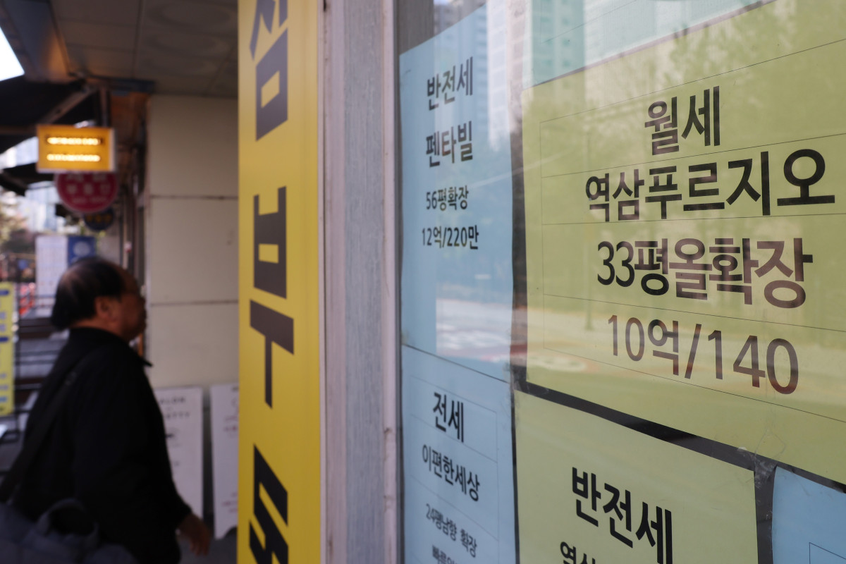 ▲서울 시내의 한 부동산에 붙은 매물 게시판.  (사진제공=연합뉴스)