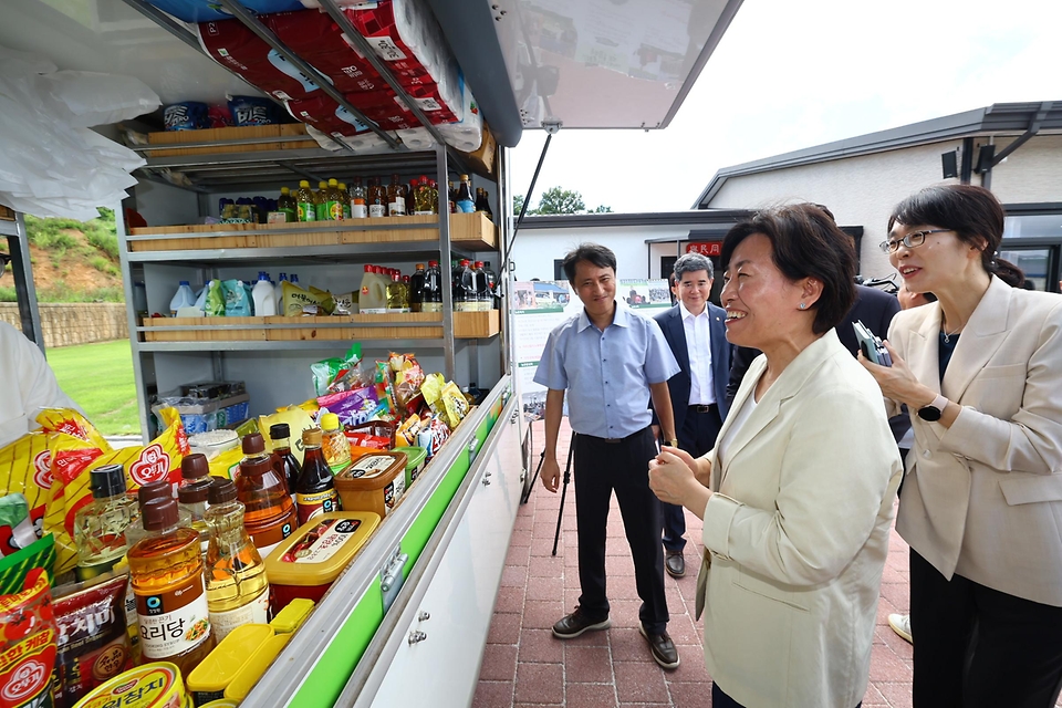 ▲송미령 농림축산식품부 장관이 2024년 7월 29일 전남 영광군 가가호호 농촌 이동장터 현장을 방문해 판매 중인 상품을 둘러보고 있다. (사진제공=농림축산식품부)