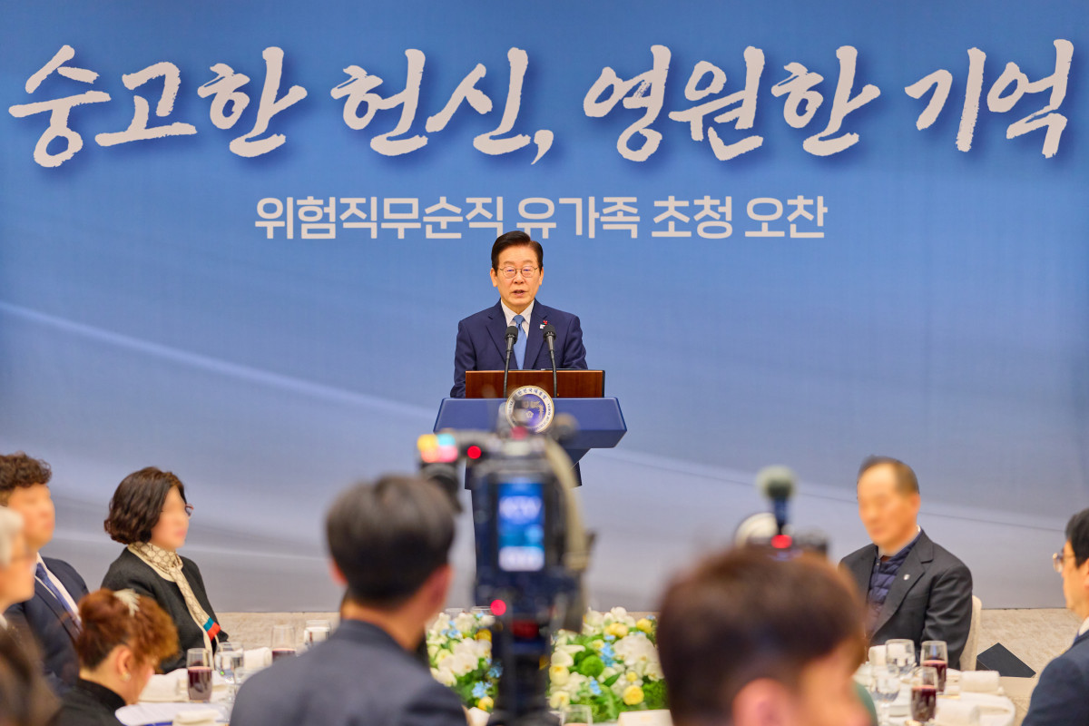 ▲이재명 대통령이 26일 서울 용산 대통령실에서 열린 위험직무 순직 유가족 초청 오찬에서 발언하고 있다. (사진=대통령실 제공) 2025.12.26.  (뉴시스)