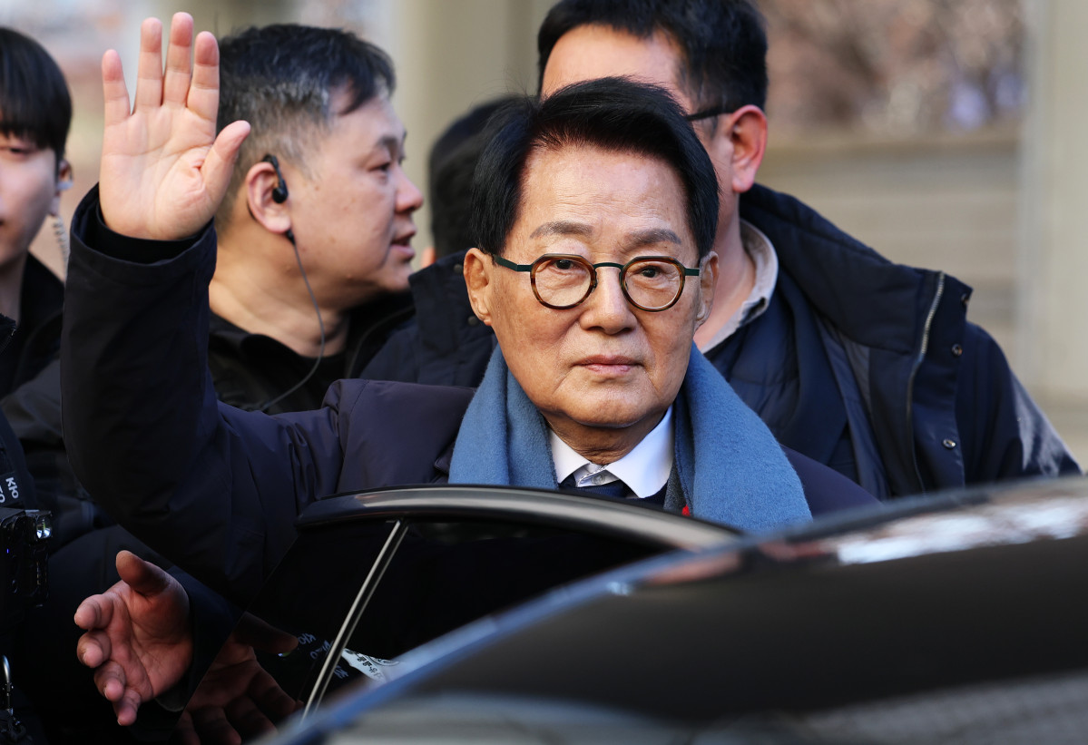 ▲ 2020년 서해에서 발생한 공무원 피격 사건을 은폐하려 한 혐의로 재판에 넘겨진 박지원 전 국가정보원장이 26일 서울 서초구 중앙지법에서 무죄를 선고받고 법원을 나서며 지지자들에게 인사하고 있다. (연합뉴스)