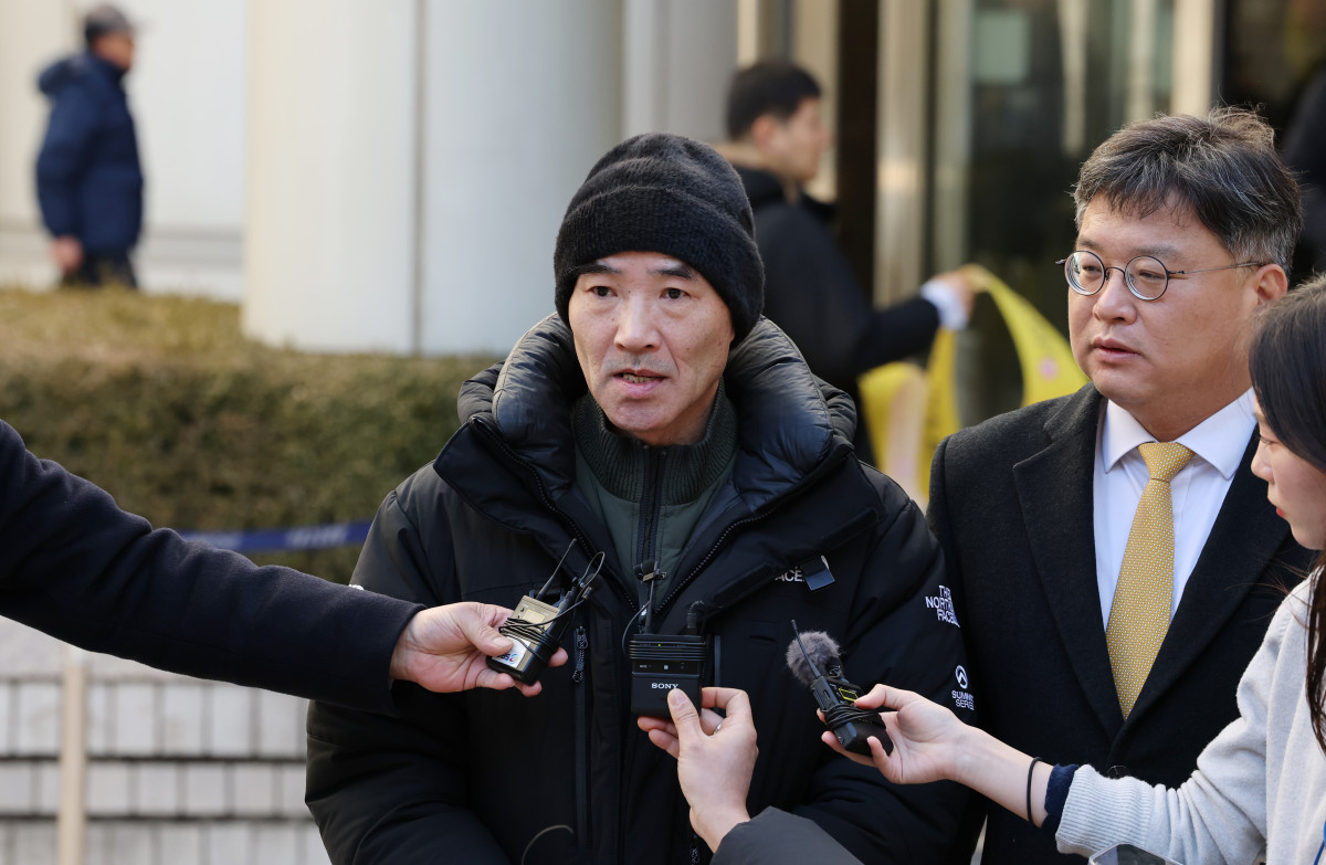 ▲ 2020년 9월 서해에서 발생한 공무원 피격 사건과 관련해 유가족 이래진 씨가 26일 서울 서초구 서울중앙지방법원에서 열린 서훈 전 청와대 국가안보실장, 박지원 전 국정원장, 서욱 전 국방장관 등에 대한 1심 선고공판 뒤 법정을 나서며 발언하고 있다. (연합뉴스)