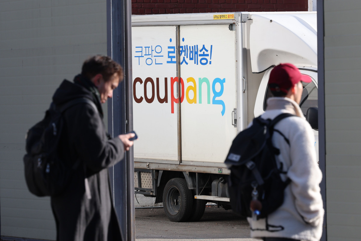 ▲25일 서울 시내 한 쿠팡 센터 모습.대통령실이 쿠팡의 대규모 개인정보 유출 사태와 관련해 범정부 관계장관 회의를 소집해 경영진 처벌 방안과 소비자 피해 구제책 등을 논의한다. 쿠팡 경영진이 사태 수습에 상당 기간 비협조적 태도를 보이고 있는 데다, 최근 쿠팡 사태가 한·미 간 무역 협상에 부정적 변수가 될 조짐이 나타나자 대통령실이 특단의 대책 마련에 나선 것으로 풀이된다. 2025.12.25. kch0523@newsis.com (뉴시스)