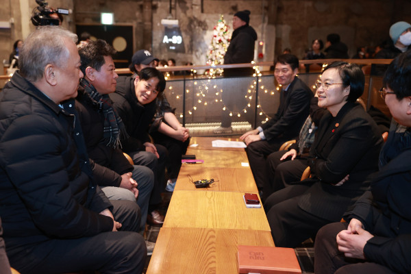 ▲한성숙 중소벤처기업부는 장관은 26일 서울 경동시장을 방문해 청년상인들과 차담회를 열었다. (사진제공=중소벤처기업부)