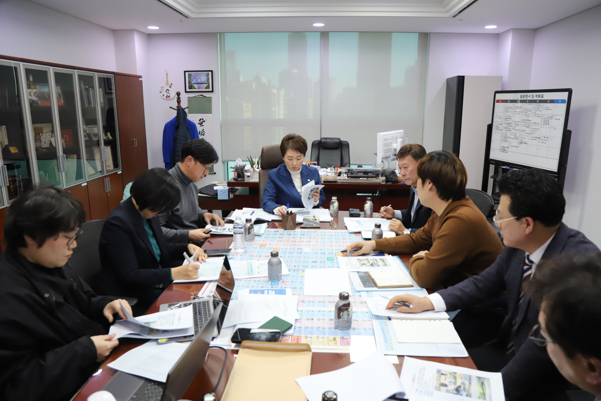 ▲이언주 더불어민주당 수석최고위원이 용인시의회 의원들과 정례회의를 열고 동백~신봉선과 용인플랫폼시티 연계 교통망 구축 방안을 논의하고 있다. (이언주 국회의원실)