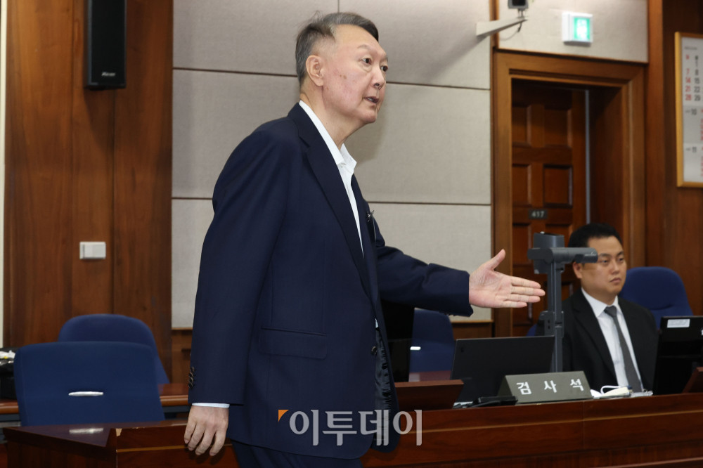 ▲윤석열 전 대통령이 26일 서울 서초동 서울중앙지법에서 열린 특수공무집행방해 혐의 재판에 출석하고 있다. <2025. 09.26 사진공동취재단> (이투데이DB)