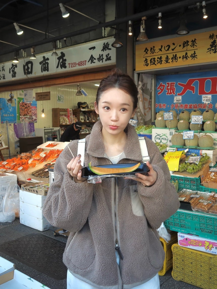 ▲가수 강민경이 그래놀라 걸 분위기의 패션을 선보였다. (사진=강민경 SNS)