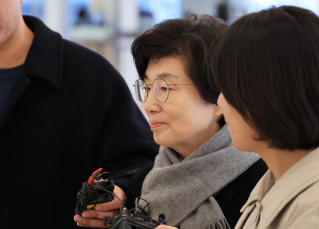 ▲국민의힘 김기현 의원 부인 이씨가 27일 서울 종로구 KT 광화문빌딩 웨스트에 있는 민중기 특별검사팀에 출석했다.  (연합뉴스)