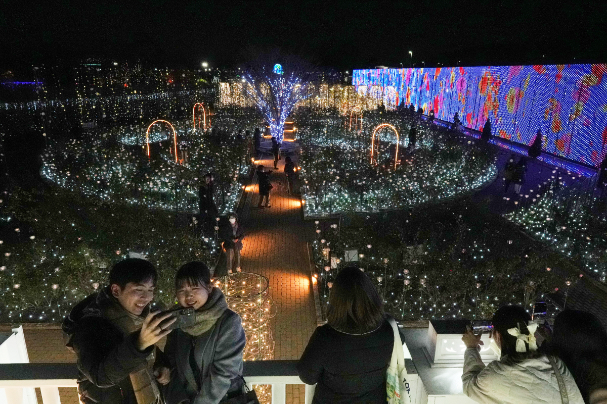 ▲일본 도쿄의 한 공원에서 19일 관광객들이 사진을 찍고 있다.  (도쿄/AP연합뉴스)