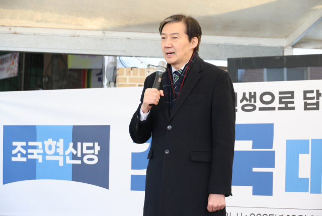 ▲조국 조국혁신당 대표가 27일 전북 정읍시 샘고을시장을 방문해 지지를 호소하고 있다. (연합뉴스)