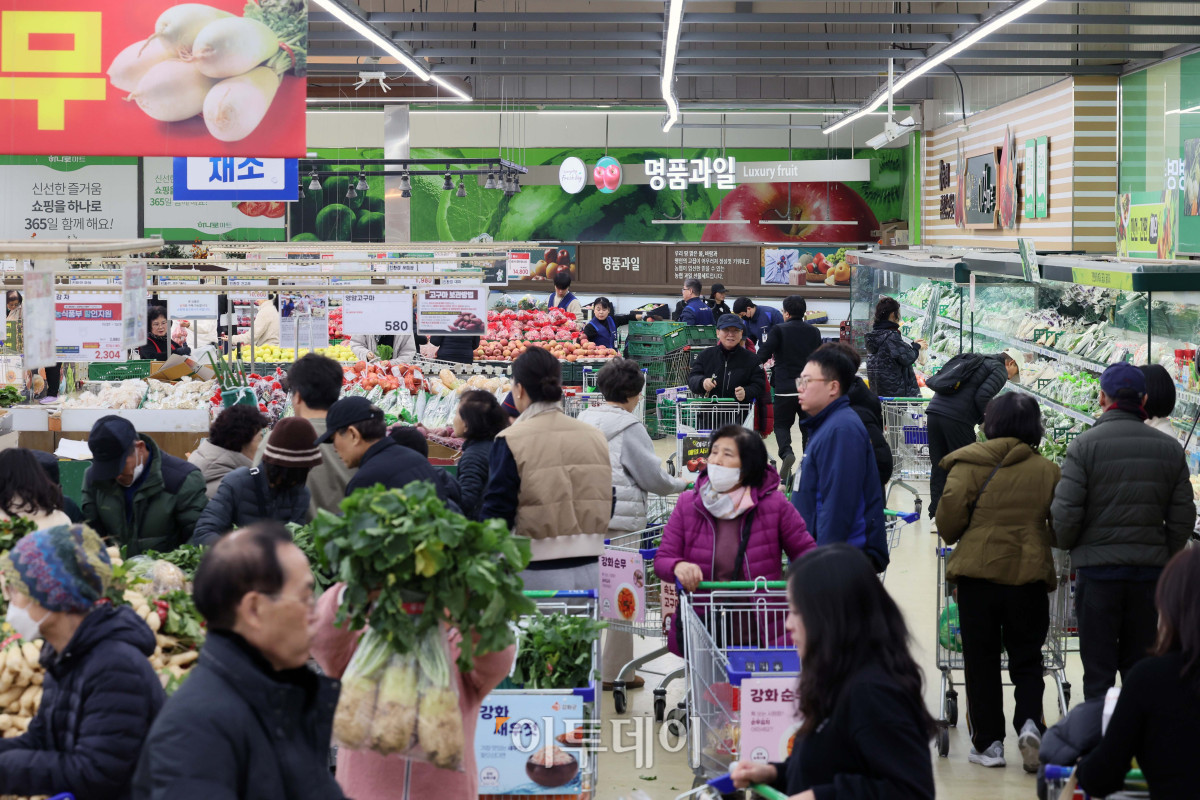 ▲서울의 한 대형마트에서 시민들이 장을 보고 있다.  (신태현 기자 holjjak@)