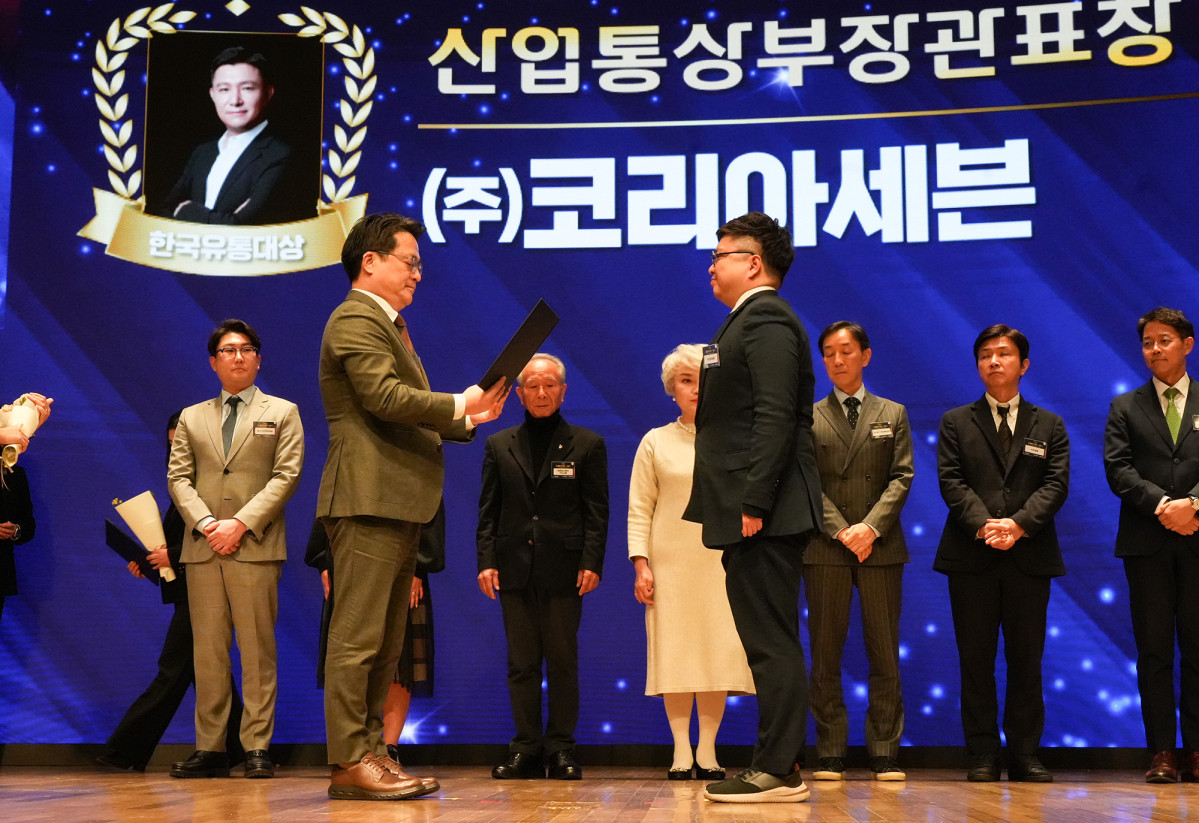 ▲코리아세븐이 운영하는 편의점 세븐일레븐은 26일 오후 대한상공회의소에서 열린 ‘제30회 한국유통대상’ 상생·협력 부문에서 산업통상부 장관 표창을 수상했다고 28일 밝혔다. (사진제공=코리아세븐)