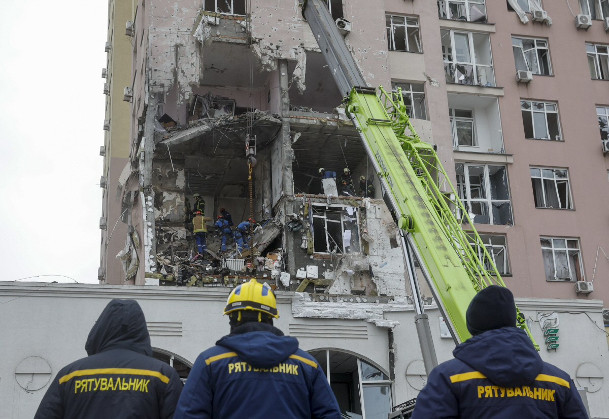 ▲우크라이나 수도 키이우에서 27일(현지시간) 구조대원들이 러시아의 공습으로 파괴된 건물에서 잔해를 치우고 있다. (키이우/EPA연합뉴스)