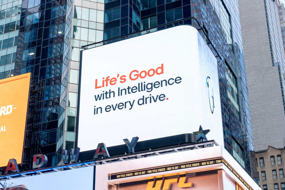 ▲LG전자는 미국 뉴욕 타임스스퀘어 전광판에서 B2B사업의 핵심 축인 전장 사업의 차별화된 경쟁력을 대중에게 알리는 캠페인 영상을 공개했다. (사진제공=LG전자)