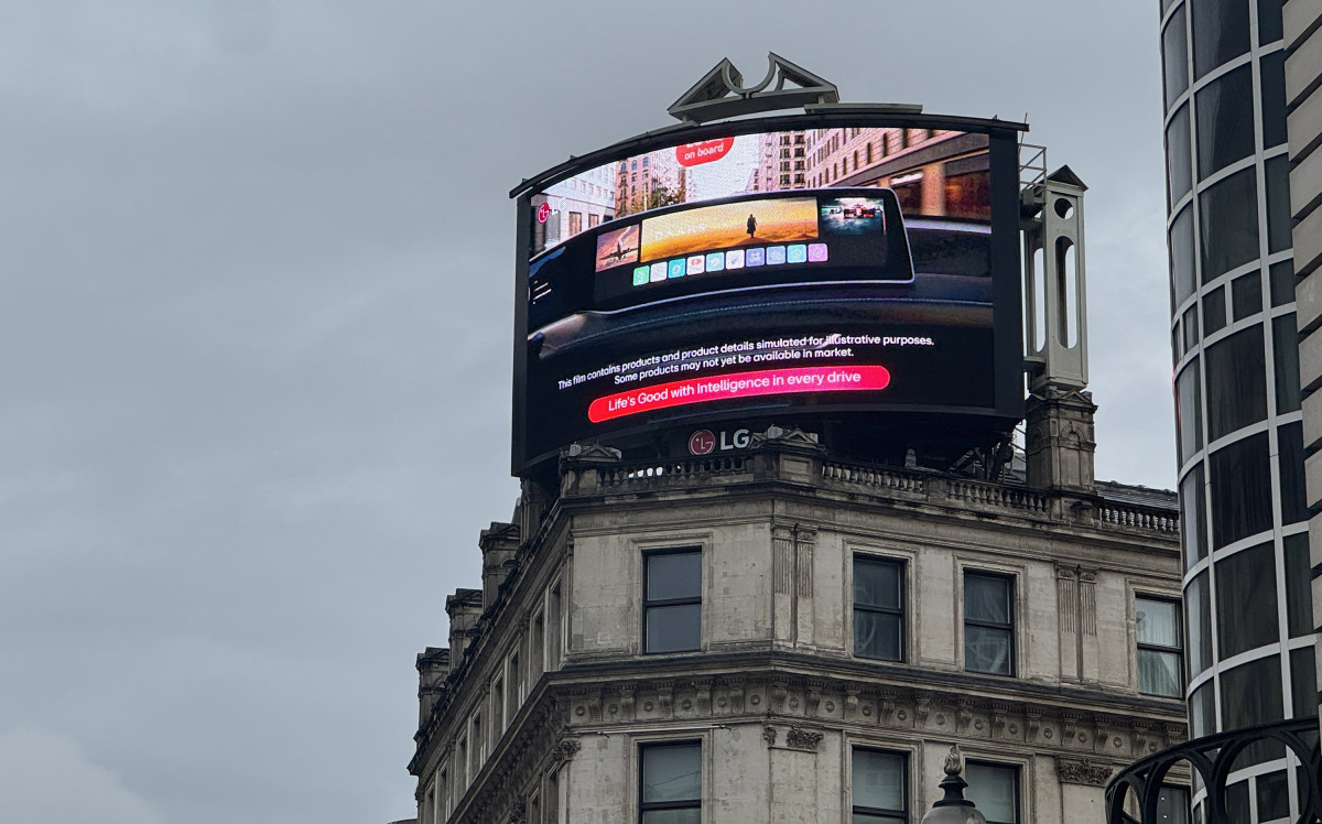 ▲LG전자는 영국 런던 피카딜리 광장 전광판에서 B2B사업의 핵심 축인 전장 사업의 차별화된 경쟁력을 대중에게 알리는 캠페인 영상을 공개했다. (사진제공=LG전자)
