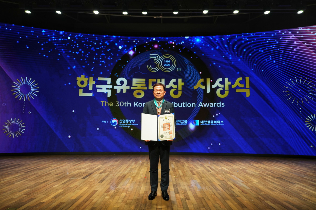 ▲정춘호 GS리테일 편의점BU장(편의점산업협회장)이 지난 26일 대한상공회의소에서 열린 제30회 한국유통대상 시상식에서 동탑산업훈장을 수상했다. (사진제공=GS리테일)