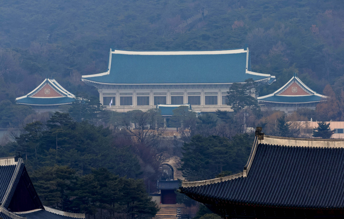 ▲이재명 대통령의 청와대 복귀를 하루 앞둔 28일 서울 종로구 대한민국역사박물관에서 청와대가 보이고 있다. 대통령실에 따르면 이재명 대통령은 29일 청와대로 처음 출근한다. 2022년 5월 윤석열 정부가 대통령실을 용산으로 옮긴 지 약 3년 7개월 만이다. 이에 앞서 이날 오전 0시에는 용산 대통령실에 걸려 있던 봉황기가 내려가고 동시에 청와대에 게양된다. 봉황기는 한국 국가수반의 상징으로, 대통령의 주 집무실이 있는 곳에 상시 게양된다. 대통령실의 공식 명칭도 '청와대'로 환원된다. 업무표장(로고) 역시 과거 청와대 것으로 돌아간다. 신태현 기자 holjjak@