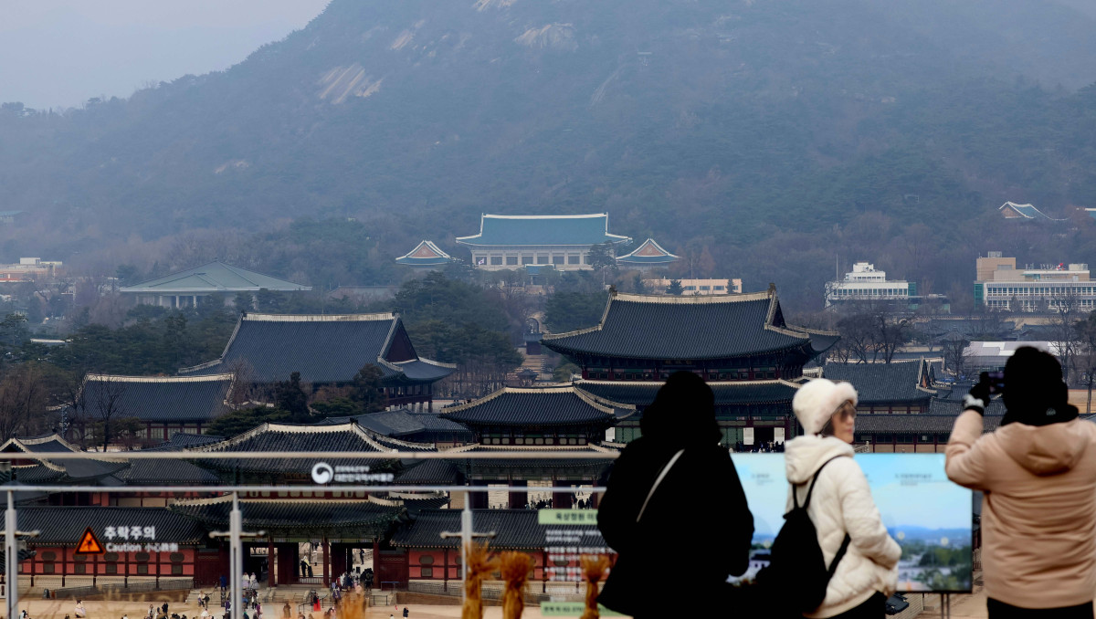 ▲이재명 대통령의 청와대 복귀를 하루 앞둔 28일 서울 종로구 대한민국역사박물관에서 청와대가 보이고 있다. 대통령실에 따르면 이재명 대통령은 29일 청와대로 처음 출근한다. 2022년 5월 윤석열 정부가 대통령실을 용산으로 옮긴 지 약 3년 7개월 만이다. 이에 앞서 이날 오전 0시에는 용산 대통령실에 걸려 있던 봉황기가 내려가고 동시에 청와대에 게양된다. 봉황기는 한국 국가수반의 상징으로, 대통령의 주 집무실이 있는 곳에 상시 게양된다. 대통령실의 공식 명칭도 '청와대'로 환원된다. 업무표장(로고) 역시 과거 청와대 것으로 돌아간다. 신태현 기자 holjjak@