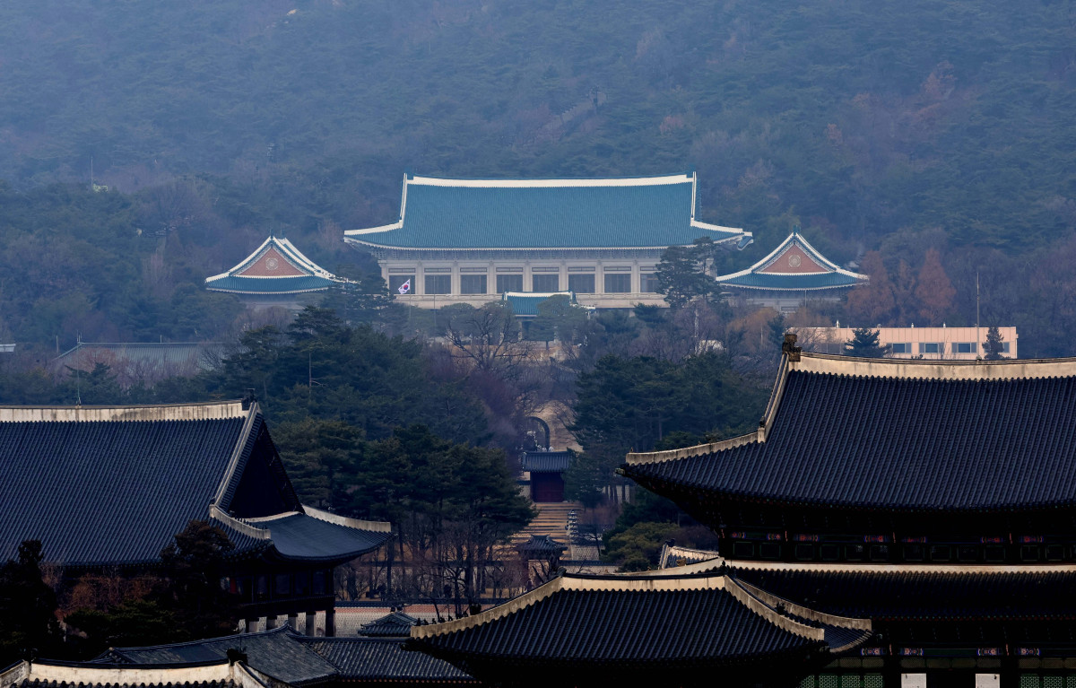 ▲이재명 대통령의 청와대 복귀를 하루 앞둔 28일 서울 종로구 대한민국역사박물관에서 청와대가 보이고 있다. 대통령실에 따르면 이재명 대통령은 29일 청와대로 처음 출근한다. 2022년 5월 윤석열 정부가 대통령실을 용산으로 옮긴 지 약 3년 7개월 만이다. 이에 앞서 이날 오전 0시에는 용산 대통령실에 걸려 있던 봉황기가 내려가고 동시에 청와대에 게양된다. 봉황기는 한국 국가수반의 상징으로, 대통령의 주 집무실이 있는 곳에 상시 게양된다. 대통령실의 공식 명칭도 '청와대'로 환원된다. 업무표장(로고) 역시 과거 청와대 것으로 돌아간다. 신태현 기자 holjjak@