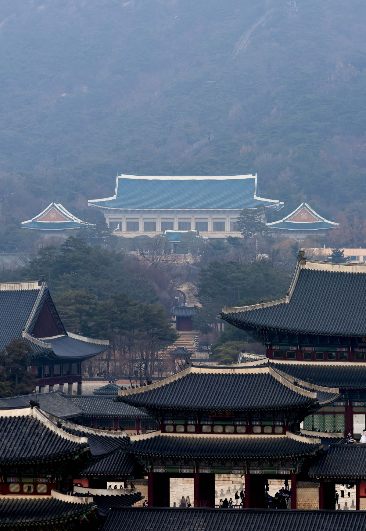 ▲이재명 대통령의 청와대 복귀를 하루 앞둔 28일 서울 종로구 대한민국역사박물관에서 청와대가 보이고 있다. 대통령실에 따르면 이재명 대통령은 29일 청와대로 처음 출근한다. 2022년 5월 윤석열 정부가 대통령실을 용산으로 옮긴 지 약 3년 7개월 만이다. 이에 앞서 이날 오전 0시에는 용산 대통령실에 걸려 있던 봉황기가 내려가고 동시에 청와대에 게양된다. 봉황기는 한국 국가수반의 상징으로, 대통령의 주 집무실이 있는 곳에 상시 게양된다. 대통령실의 공식 명칭도 '청와대'로 환원된다. 업무표장(로고) 역시 과거 청와대 것으로 돌아간다. 신태현 기자 holjjak@