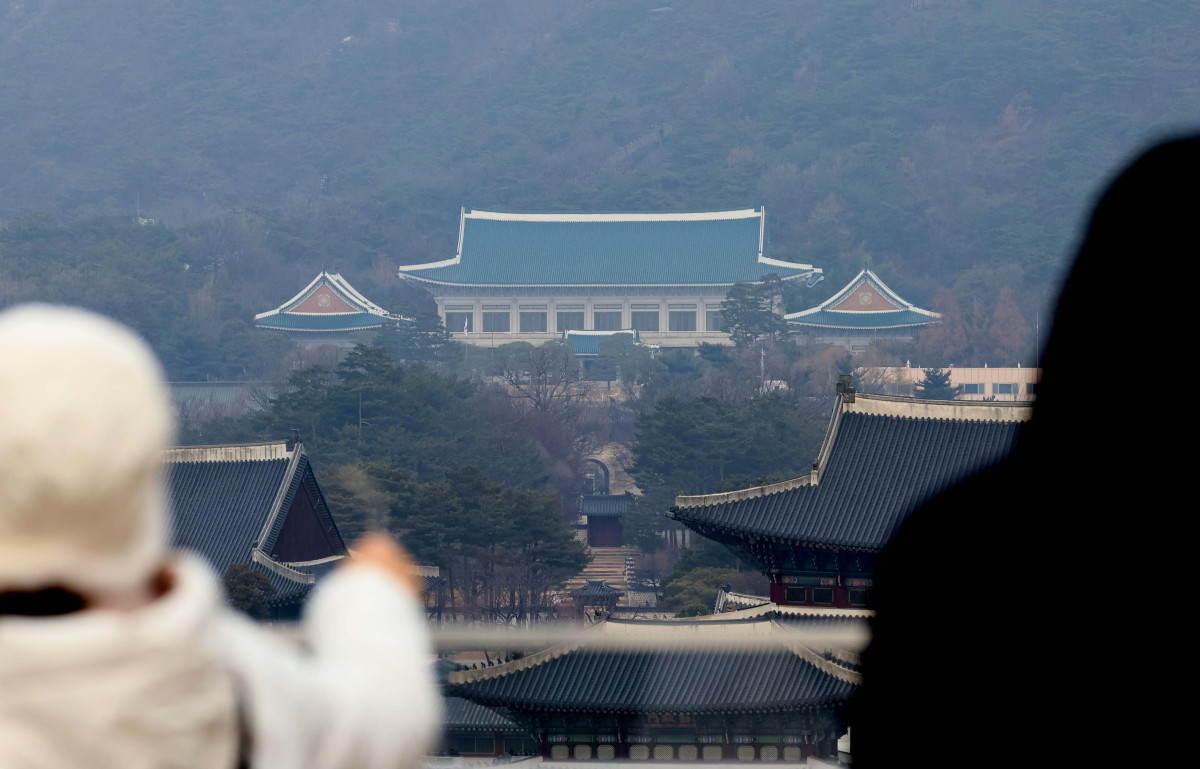 ▲이재명 대통령의 청와대 복귀를 하루 앞둔 28일 서울 종로구 대한민국역사박물관에서 청와대가 보이고 있다. 대통령실에 따르면 이재명 대통령은 29일 청와대로 처음 출근한다. 2022년 5월 윤석열 정부가 대통령실을 용산으로 옮긴 지 약 3년 7개월 만이다. 이에 앞서 이날 오전 0시에는 용산 대통령실에 걸려 있던 봉황기가 내려가고 동시에 청와대에 게양된다. 봉황기는 한국 국가수반의 상징으로, 대통령의 주 집무실이 있는 곳에 상시 게양된다. 대통령실의 공식 명칭도 '청와대'로 환원된다. 업무표장(로고) 역시 과거 청와대 것으로 돌아간다. 신태현 기자 holjjak@