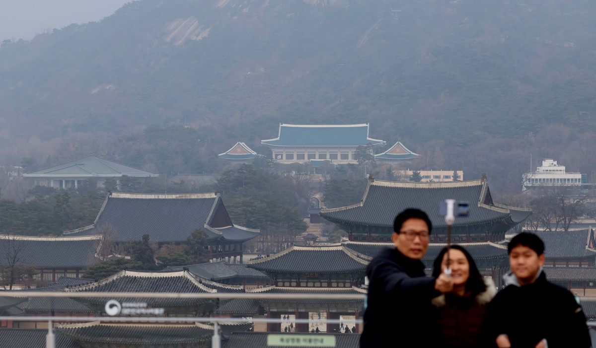 ▲이재명 대통령의 청와대 복귀를 하루 앞둔 28일 서울 종로구 대한민국역사박물관에서 청와대가 보이고 있다. 대통령실에 따르면 이재명 대통령은 29일 청와대로 처음 출근한다. 2022년 5월 윤석열 정부가 대통령실을 용산으로 옮긴 지 약 3년 7개월 만이다. 이에 앞서 이날 오전 0시에는 용산 대통령실에 걸려 있던 봉황기가 내려가고 동시에 청와대에 게양된다. 봉황기는 한국 국가수반의 상징으로, 대통령의 주 집무실이 있는 곳에 상시 게양된다. 대통령실의 공식 명칭도 '청와대'로 환원된다. 업무표장(로고) 역시 과거 청와대 것으로 돌아간다. 신태현 기자 holjjak@