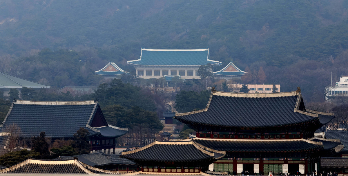 ▲이재명 대통령의 청와대 복귀를 하루 앞둔 28일 서울 종로구 대한민국역사박물관에서 청와대가 보이고 있다. 대통령실에 따르면 이재명 대통령은 29일 청와대로 처음 출근한다. 2022년 5월 윤석열 정부가 대통령실을 용산으로 옮긴 지 약 3년 7개월 만이다. 이에 앞서 이날 오전 0시에는 용산 대통령실에 걸려 있던 봉황기가 내려가고 동시에 청와대에 게양된다. 봉황기는 한국 국가수반의 상징으로, 대통령의 주 집무실이 있는 곳에 상시 게양된다. 대통령실의 공식 명칭도 '청와대'로 환원된다. 업무표장(로고) 역시 과거 청와대 것으로 돌아간다. 신태현 기자 holjjak@