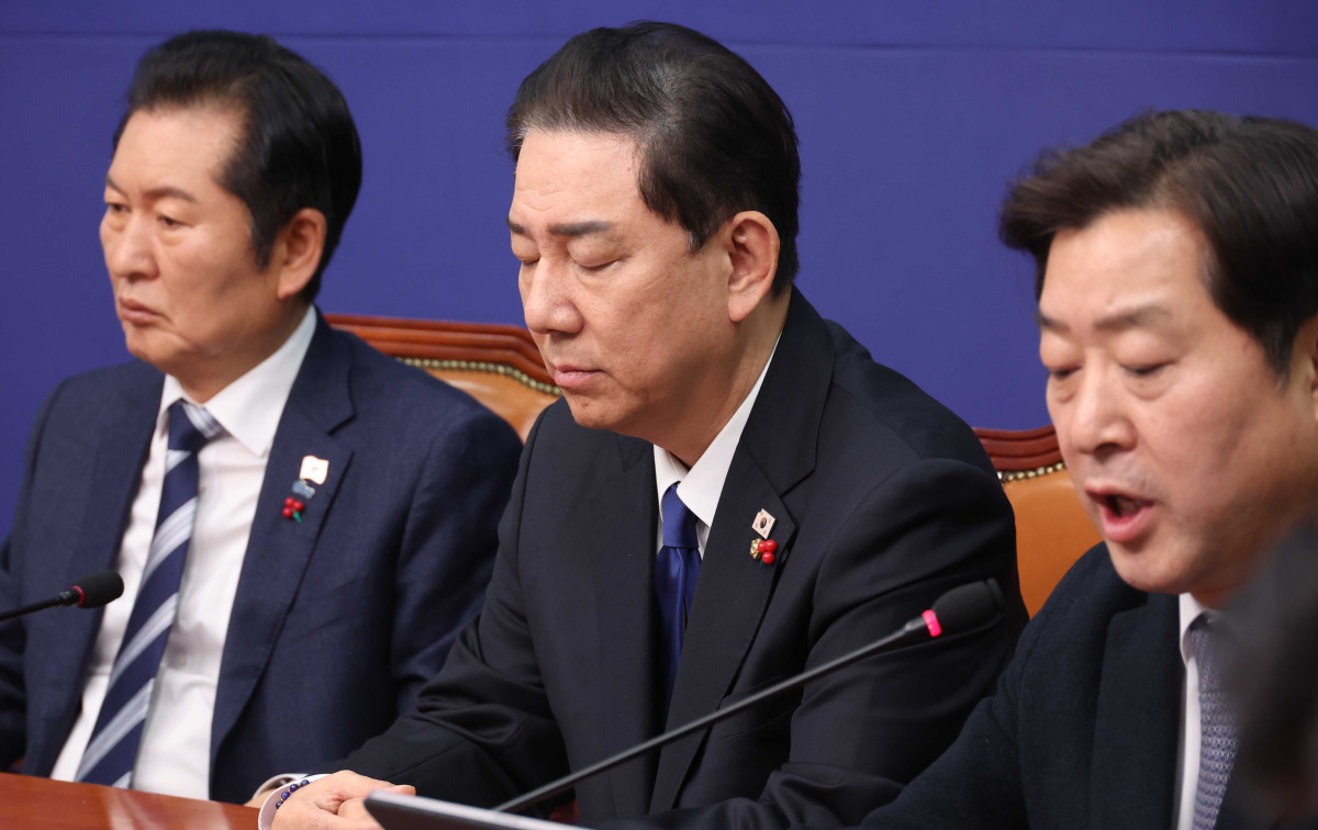 ▲김병기 더불어민주당 원내대표가 24일 오전 서울 여의도 국회에서 열린 최고위원회의에서 잠시 두눈을 감고 생각에 잠겨있다. (사진=뉴시스)