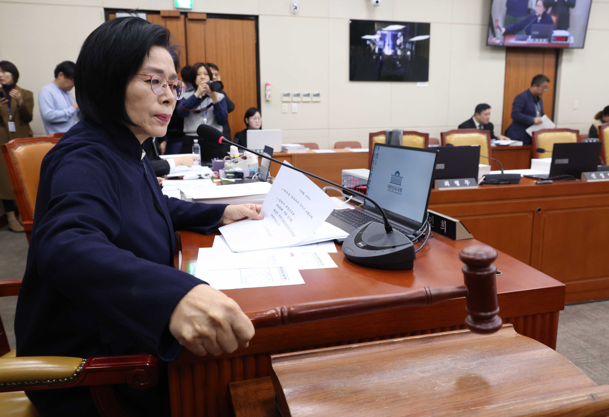 ▲최민희 국회 과방위원장이 16일 오전 서울 여의도 국회에서 열린 과학기술정보방송통신위원회 전체회의에서 쿠팡 대규모 개인정보 유출 사고 관련 청문회 관련 추가 증인 및 참고인을 채택하고 있다. (사진=뉴시스)