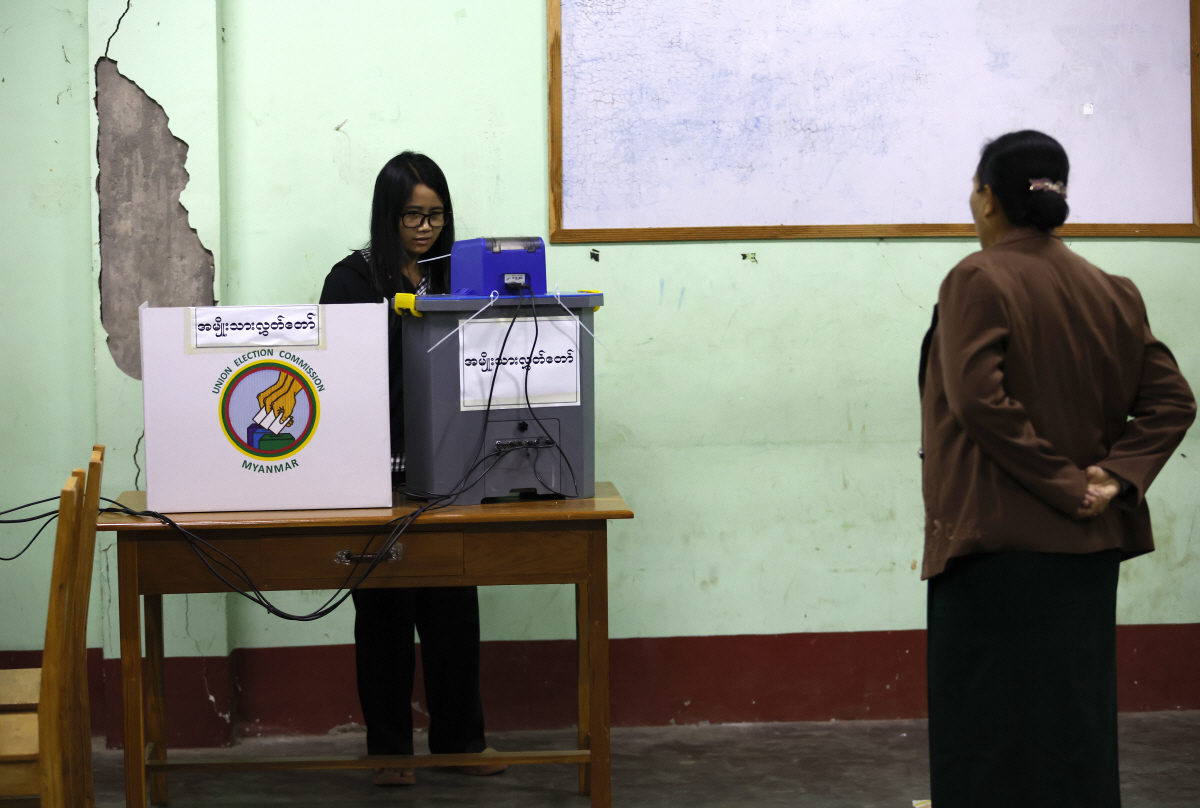 ▲미얀마 네피도의 한 투표소에서 28일 유권자가 전자투표기를 이용해 투표하고 있다.  (네피도/EPA연합뉴스)