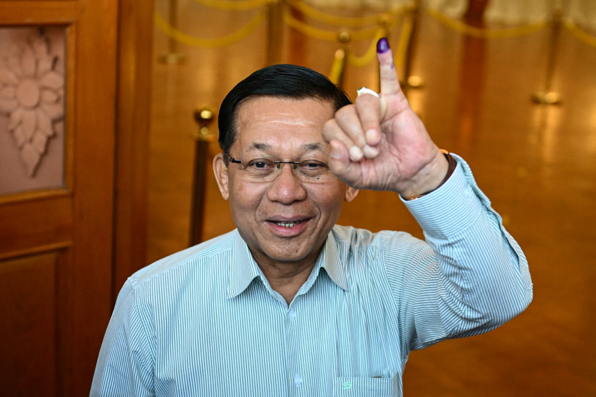 ▲민 아웅 흘라잉 미얀마 군사정부 최고사령관이 28일 총선 투표 인증을 하고 있다.  (네피도/AFP연합뉴스)