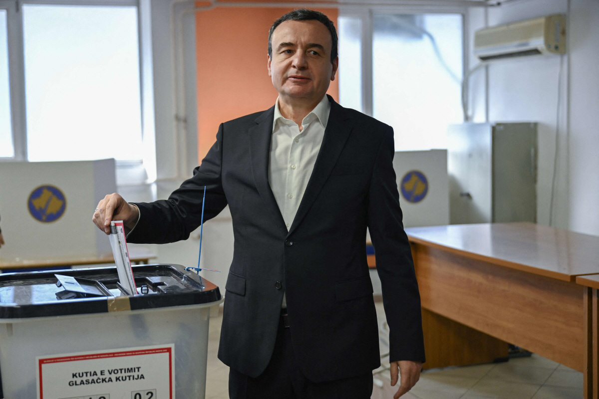 ▲알빈 쿠르티 코소보 총리가 28일(현지시간) 총선 투표를 하고 있다. 프리슈티나/AFP연합뉴스