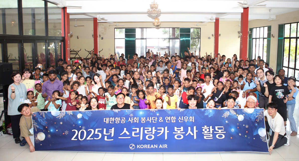 ▲스리랑카 성탄절 맞이 봉사활동에 참여한 대한항공 사내 봉사단체 '연합신우회' 임직원들이 기념 촬영을 하는 모습.  (사진=대한항공)