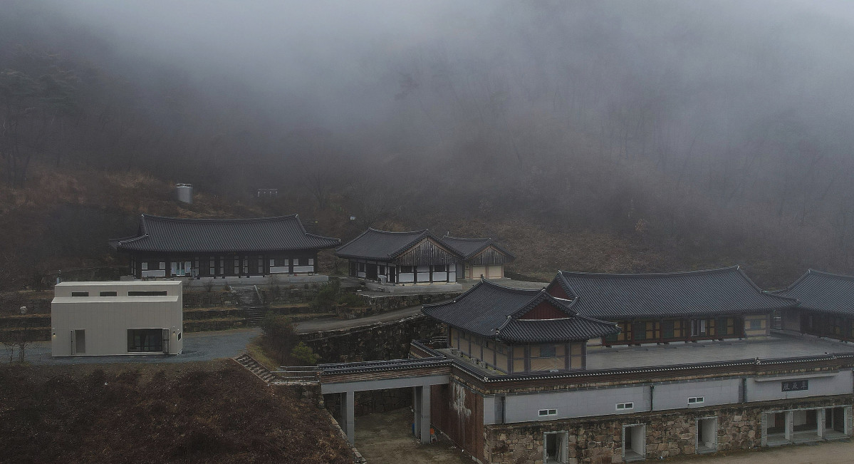 ▲LG전자가 산불로 피해를 입은 경북 의성군 천년고찰 ‘고운사’ 스님들을 위해 주거공간으로 쓸 수 있도록 LG스마트코티지를 기증했다. 사진은 고운사에 설치된 LG스마트코티지. (사진제공-LG전자)