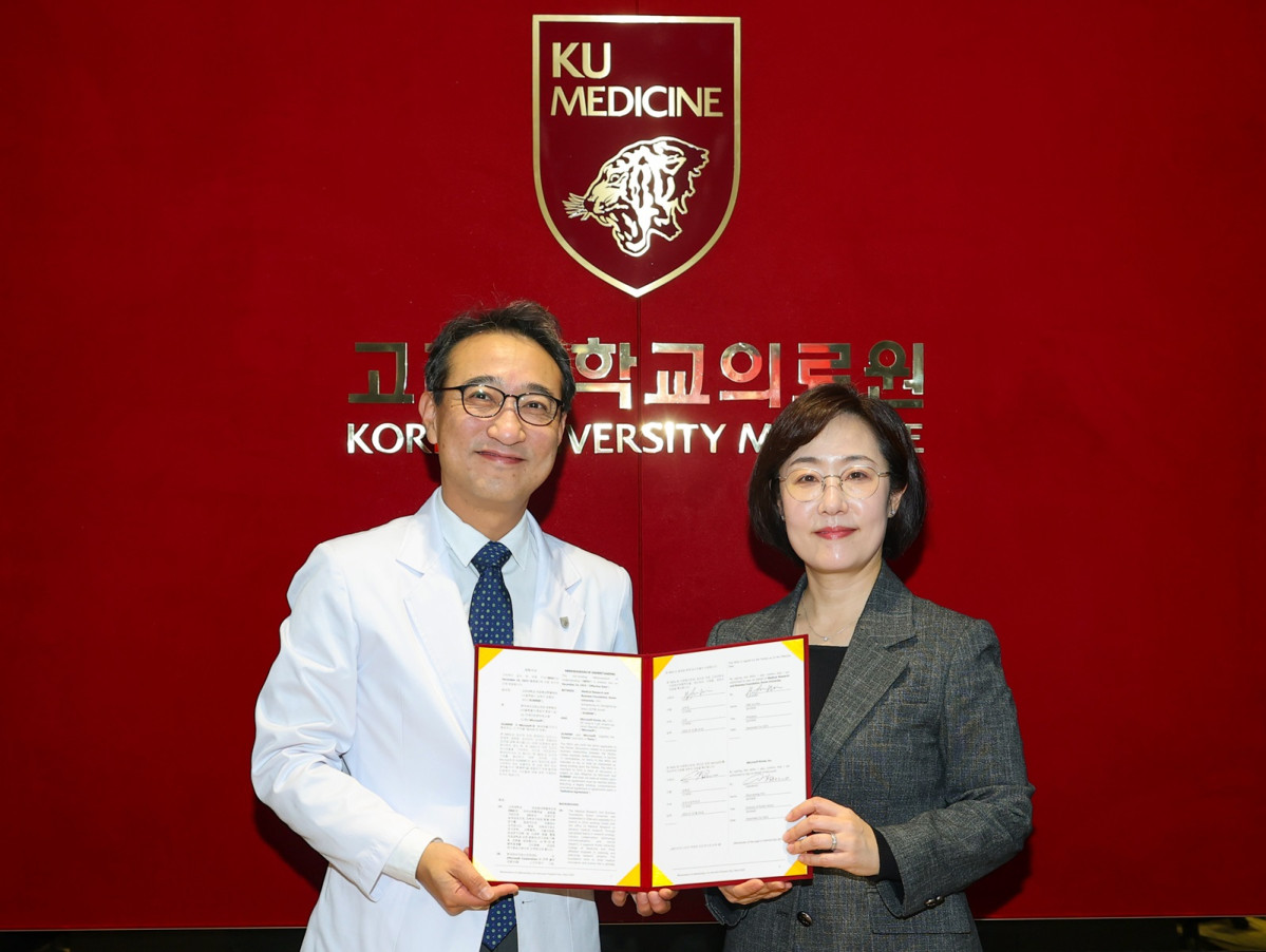 ▲24일 고려대학교 의료원 메디사이언스파크에서 김학준 고려대 의료원 산학협력단장(좌측)과 유현경 한국마이크로소프트 공공사업본부 부문장(우측)이 협약서에 서명 후 기념촬영을 하고 있다. (고려대학교 의료원 산학협력단)
