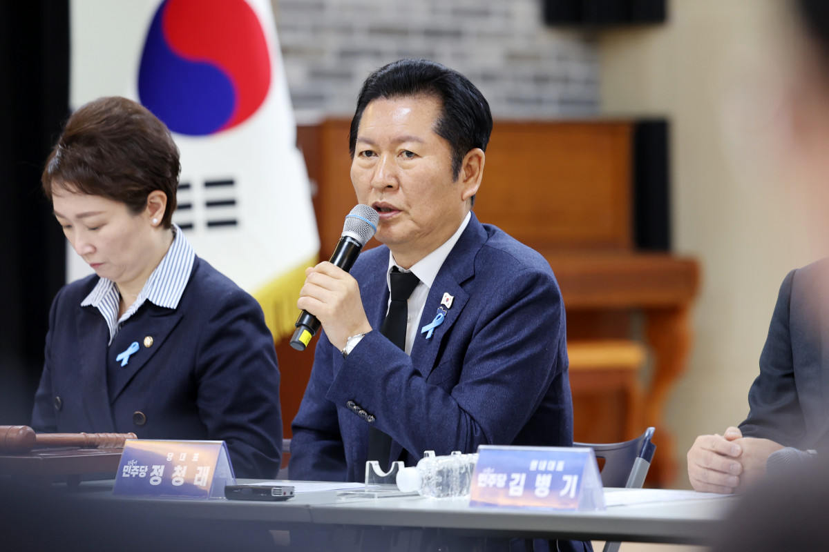 ▲12·29 제주항공 여객기 참사 1주기인 29일 오전 전남 무안군 무안읍 승달문화예술회관에서 열린 더불어민주당 현장최고위원회의에서 정청래 대표가 발언하고 있다. (사진=연합뉴스)