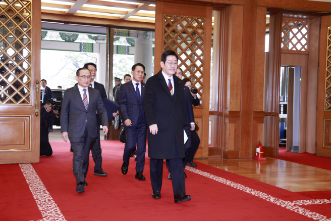 ▲이재명 대통령이 29일 대통령실 이전 작업이 마무리된 청와대 본관으로 첫 출근하고 있다.   (연합뉴스)