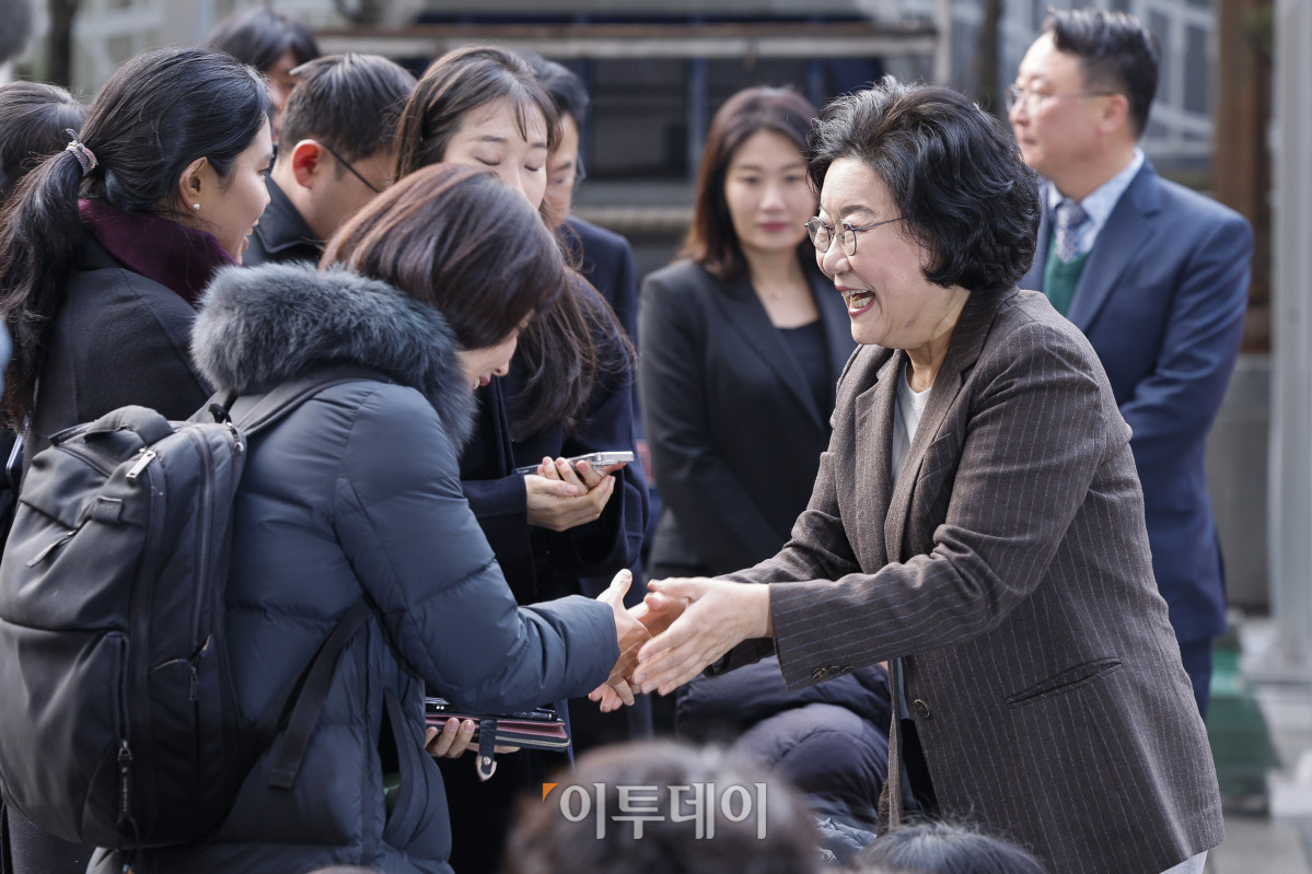 ▲이혜훈 기획예산처 장관 후보자가 29일 서울 중구 예금보험공사에 마련된 인사청문회 준비 사무실에 출근하고 있다. 이 후보자는 보수진영 출신 인사로, 이재명 정부의 초대 기획예산처 장관으로 발탁됐다. 조현호 기자 hyunho@