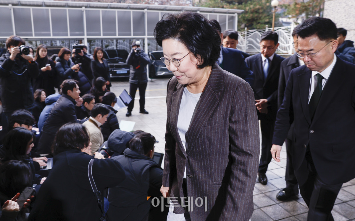 ▲이혜훈 기획예산처 장관 후보자가 29일 서울 중구 예금보험공사에 마련된 인사청문회 준비 사무실에 출근하고 있다. 이 후보자는 보수진영 출신 인사로, 이재명 정부의 초대 기획예산처 장관으로 발탁됐다. 조현호 기자 hyunho@