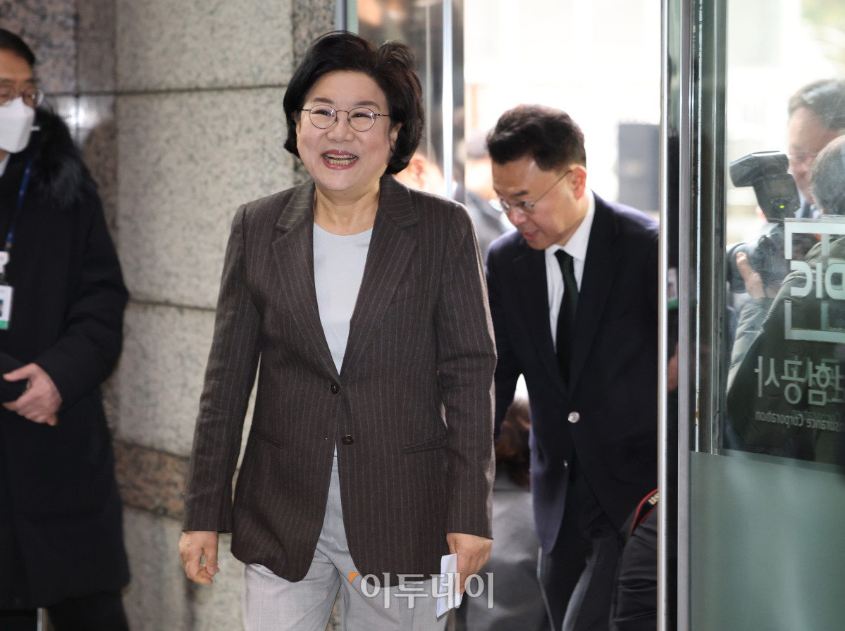 ▲이혜훈 기획예산처 장관 후보자가 29일 서울 중구 예금보험공사에 마련된 인사청문회 준비 사무실에 출근하고 있다. 이 후보자는 보수진영 출신 인사로, 이재명 정부의 초대 기획예산처 장관으로 발탁됐다. 조현호 기자 hyunho@