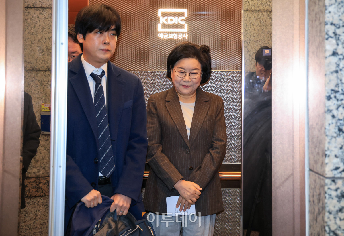 ▲이혜훈 기획예산처 장관 후보자가 29일 서울 중구 예금보험공사에 마련된 인사청문회 준비 사무실에 출근하고 있다. 이 후보자는 보수진영 출신 인사로, 이재명 정부의 초대 기획예산처 장관으로 발탁됐다. 조현호 기자 hyunho@