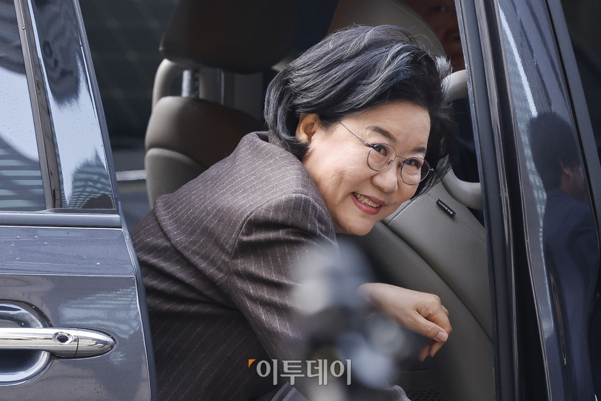 ▲이혜훈 기획예산처 장관 후보자가 29일 서울 중구 예금보험공사에 마련된 인사청문회 준비 사무실에 출근하고 있다. 이 후보자는 보수진영 출신 인사로, 이재명 정부의 초대 기획예산처 장관으로 발탁됐다. 조현호 기자 hyunho@