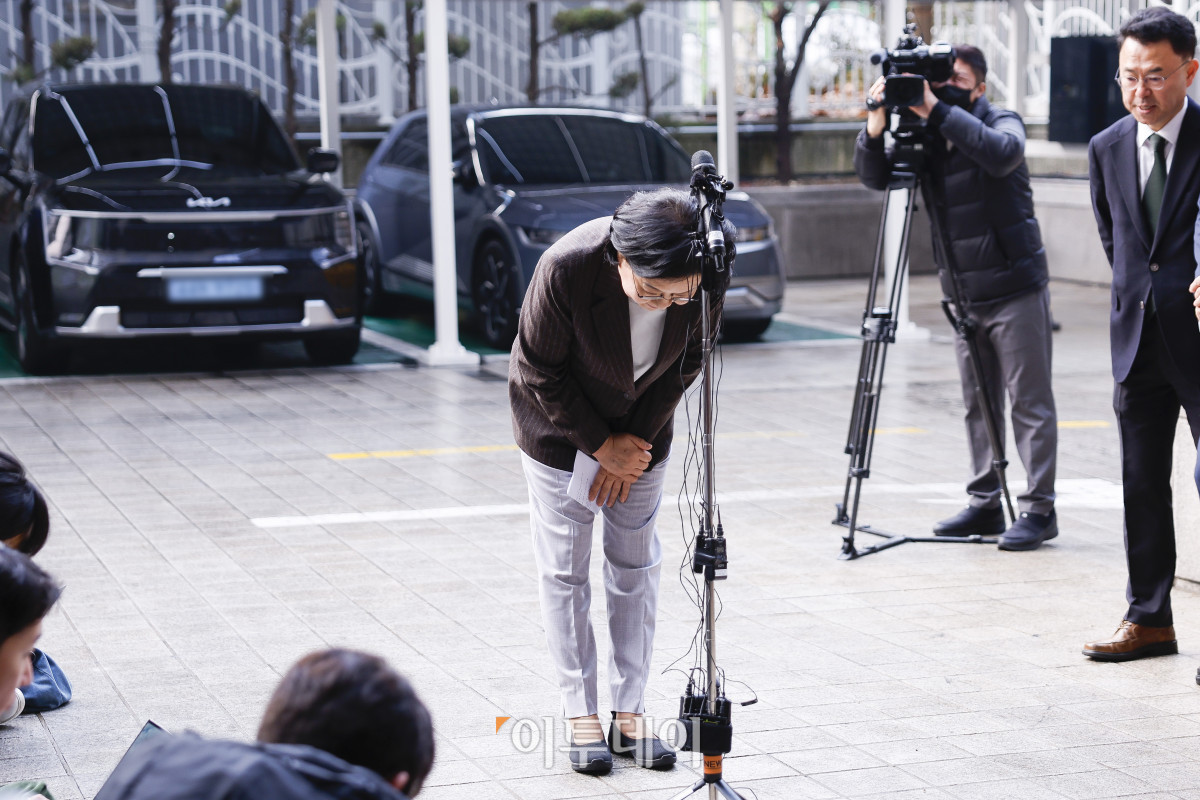 ▲이혜훈 기획예산처 장관 후보자가 29일 서울 중구 예금보험공사에 마련된 인사청문회 준비 사무실에 출근하며 지명 소감을 밝힌 후 고개 숙여 인사를 하고 있다. 이 후보자는 보수진영 출신 인사로, 이재명 정부의 초대 기획예산처 장관으로 발탁됐다. 조현호 기자 hyunho@