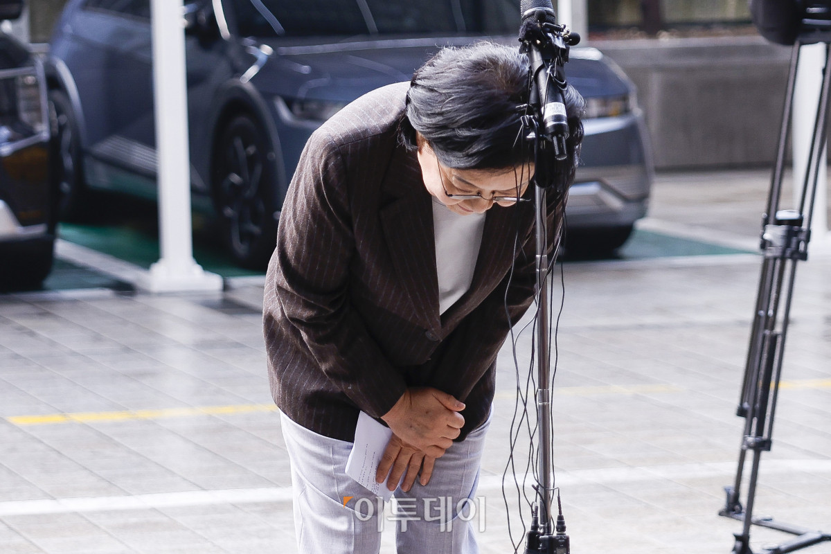 ▲이혜훈 기획예산처 장관 후보자가 29일 서울 중구 예금보험공사에 마련된 인사청문회 준비 사무실에 출근하며 지명 소감을 밝힌 후 고개 숙여 인사를 하고 있다. 이 후보자는 보수진영 출신 인사로, 이재명 정부의 초대 기획예산처 장관으로 발탁됐다. 조현호 기자 hyunho@