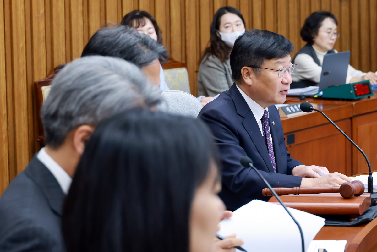 ▲22일 국회에서 열린 김호철 감사원장 임명동의에 관한 인사청문특별위원회 전체회의에서 위원장으로 선임된 국민의힘 정점식 의원이 회의를 진행하고 있다. 2025.12.22 (연합뉴스)