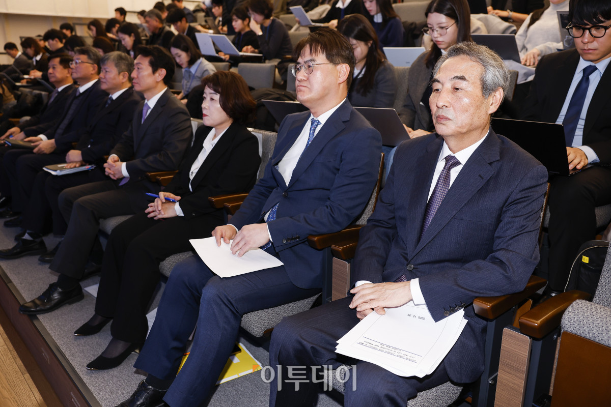 ▲김건희와 명태균·건진법사 관련 국정농단 및 불법 선거 개입 사건 등 진상규명을 위한 특별검사팀 민중기 특별검사(오른쪽부터)와 김형근, 오정희, 박상진, 문홍주, 김경호, 박노수 특검보가 29일 서울 종로구 KT광화문빌딩 웨스트에 마련된 특별검사팀 브리핑룸에서 최종 수사 결과 발표를 마친 후 질의응답을 준비하고 있다. 조현호 기자 hyunho@