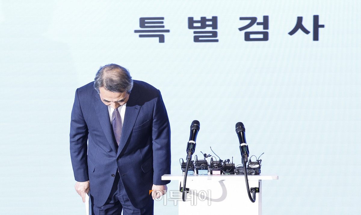 ▲김건희와 명태균·건진법사 관련 국정농단 및 불법 선거 개입 사건 등 진상규명을 위한 특별검사팀 민중기 특별검사가 29일 서울 종로구 KT광화문빌딩 웨스트에 마련된 특별검사팀 브리핑룸에서 180일간의 수사 기간을 마치고 최종 수사 결과 발표를 마친 후 고개숙여 인사를 하고 있다. 조현호 기자 hyunho@