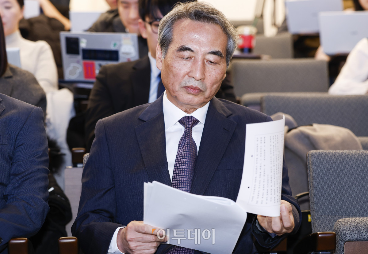 ▲김건희와 명태균·건진법사 관련 국정농단 및 불법 선거 개입 사건 등 진상규명을 위한 특별검사팀 민중기 특별검사가 29일 서울 종로구 KT광화문빌딩 웨스트에 마련된 특별검사팀 브리핑룸에서 특검 수사 결과 종합 자료를 살펴보고 있다. 조현호 기자 hyunho@