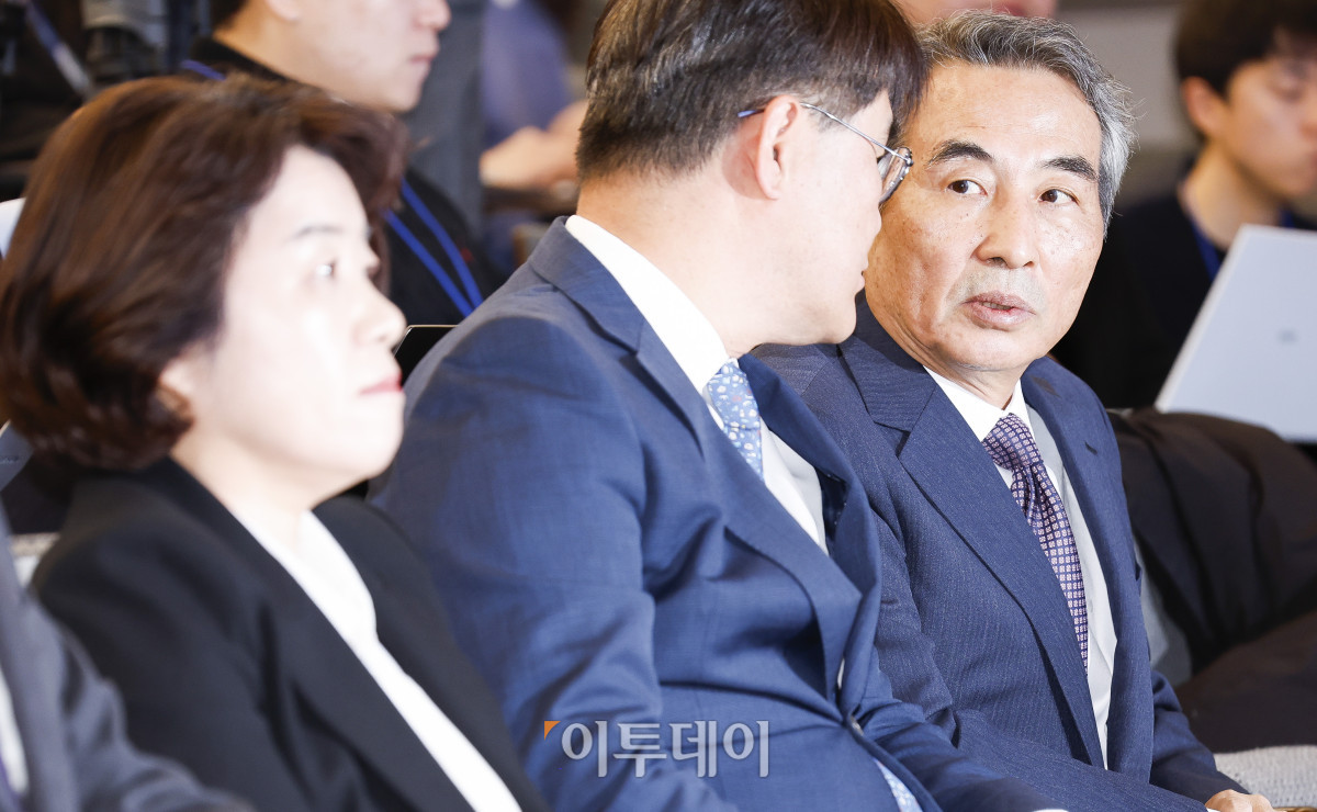 ▲김건희와 명태균·건진법사 관련 국정농단 및 불법 선거 개입 사건 등 진상규명을 위한 특별검사팀 민중기(오른쪽) 특별검사와 김형근(오른쪽 두 번째) 특검보가 29일 서울 종로구 KT광화문빌딩 웨스트에 마련된 특별검사팀 브리핑룸에서 최종 수사 결과 발표를 앞두고 대화를 하고 있다. 조현호 기자 hyunho@