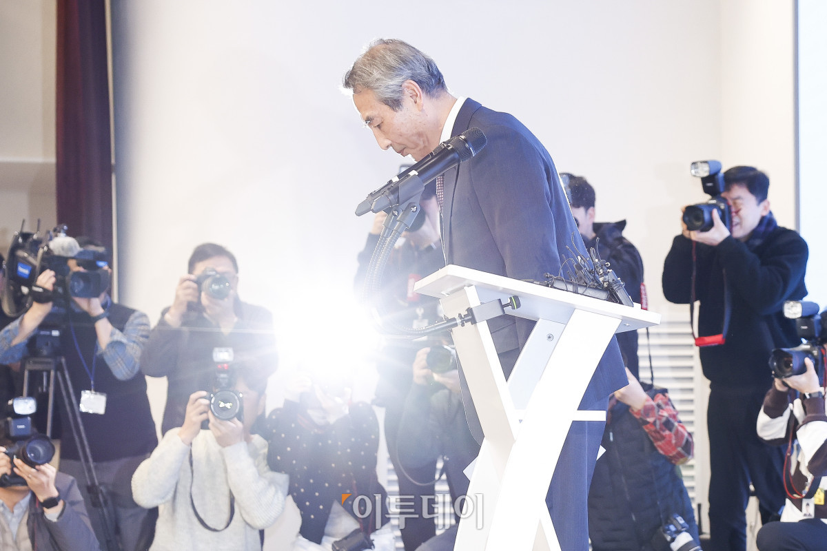 ▲김건희와 명태균·건진법사 관련 국정농단 및 불법 선거 개입 사건 등 진상규명을 위한 특별검사팀 민중기 특별검사가 29일 서울 종로구 KT광화문빌딩 웨스트에 마련된 특별검사팀 브리핑룸에서 180일간의 수사 기간을 마치고 최종 수사 결과 발표에 앞서 고개숙여 인사를 하고 있다. 조현호 기자 hyunho@