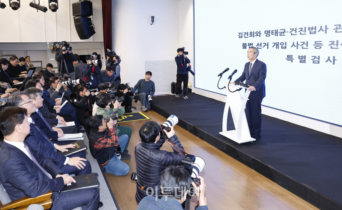 ▲김건희와 명태균·건진법사 관련 국정농단 및 불법 선거 개입 사건 등 진상규명을 위한 특별검사팀 민중기 특별검사가 29일 서울 종로구 KT광화문빌딩 웨스트에 마련된 특별검사팀 브리핑룸에서 180일간의 수사 기간을 마치고 최종 수사 결과 발표를 하고 있다. 조현호 기자 hyunho@